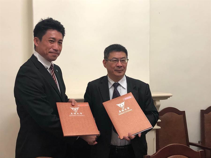 真理大學陳奇銘校長與漢興運動有限公司余書農董事完成簽約